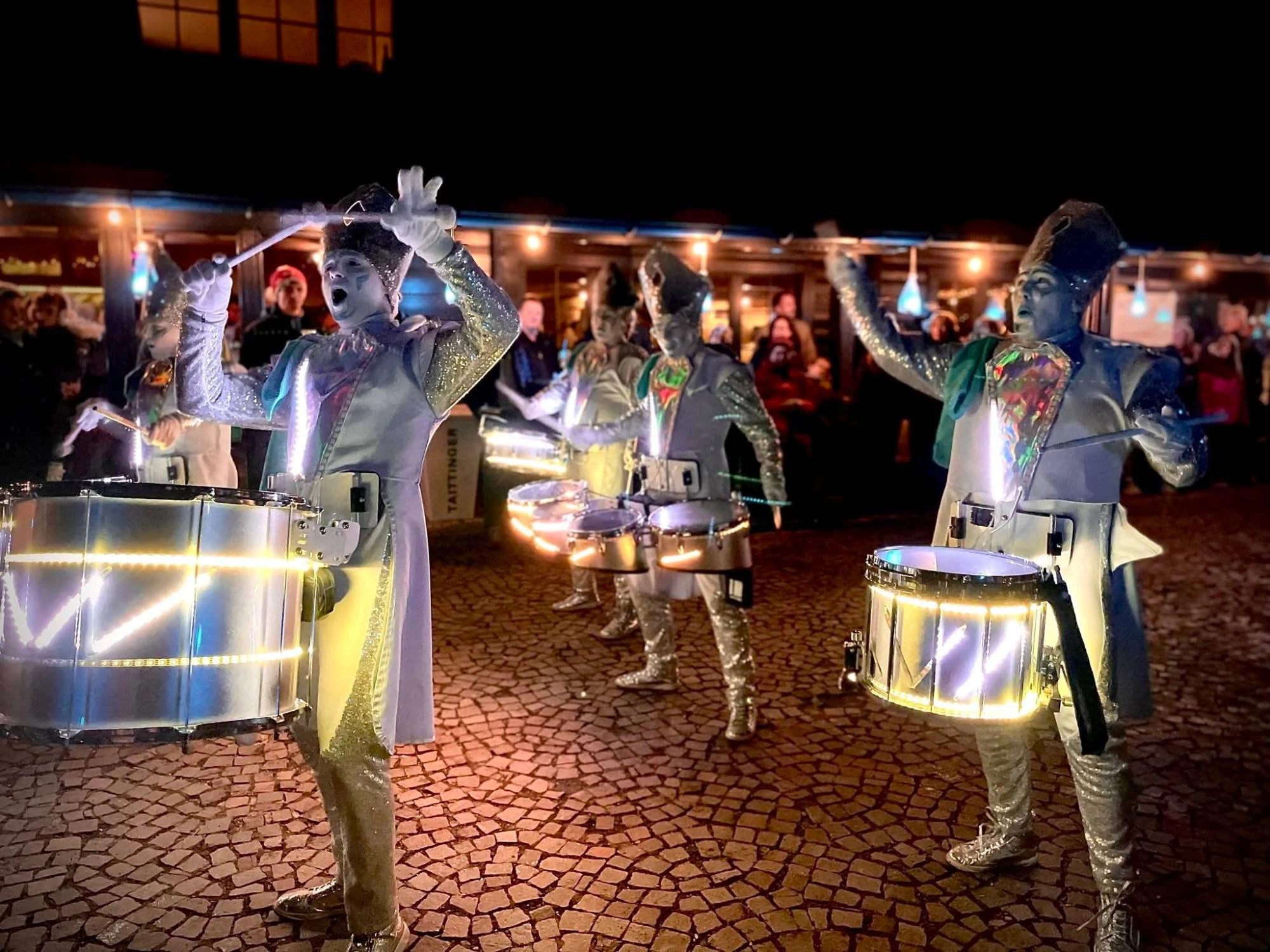 Percussionnistes en costume lumineux, animation de nuit