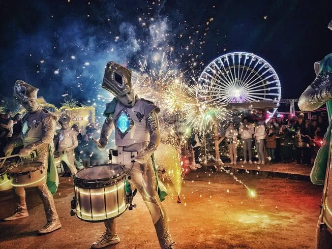 Animation pyrotechnique et percussions, grande roue en fond