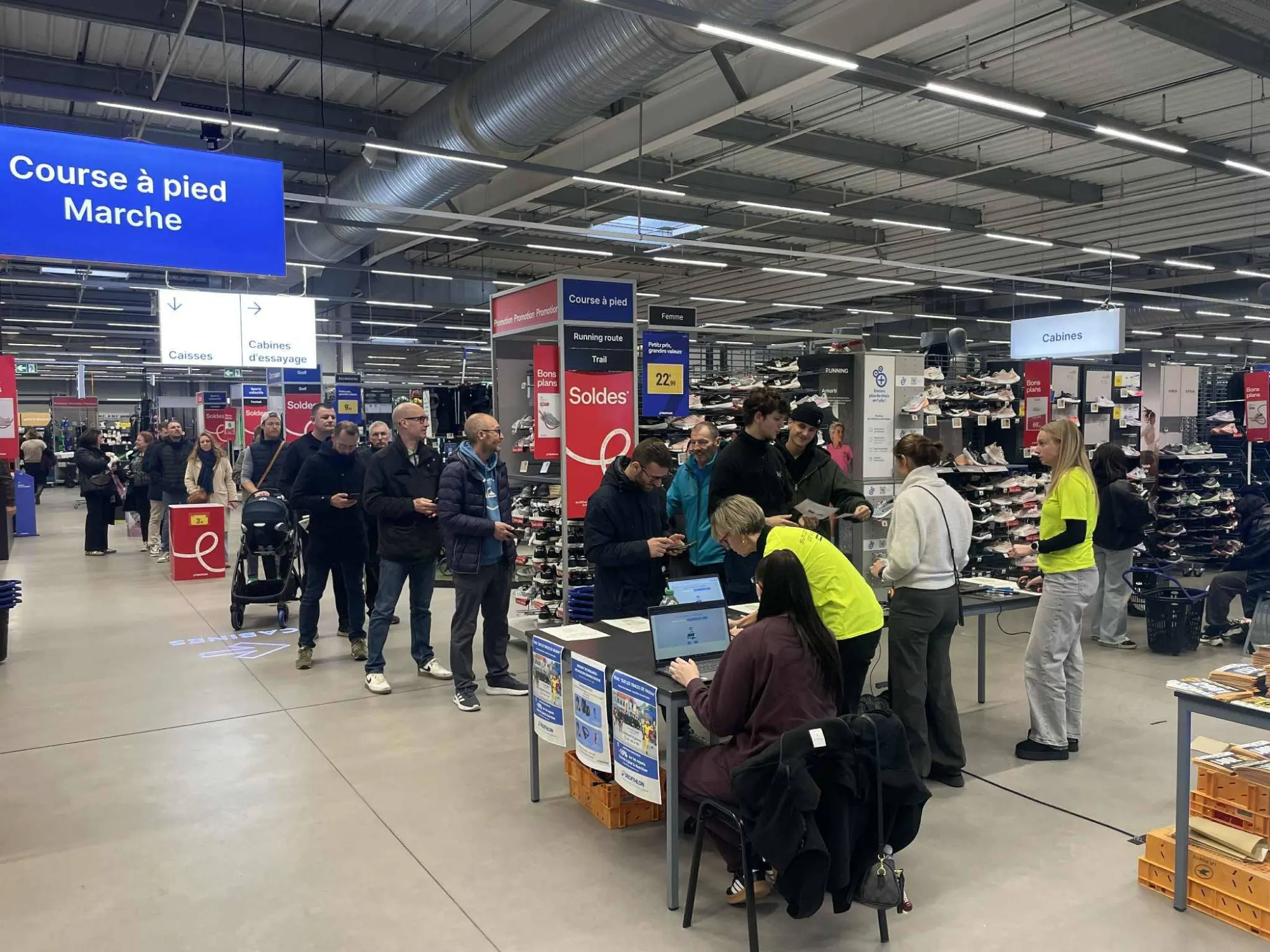 Retrait des dossards au magasin Decathlon, vendredi après-midi