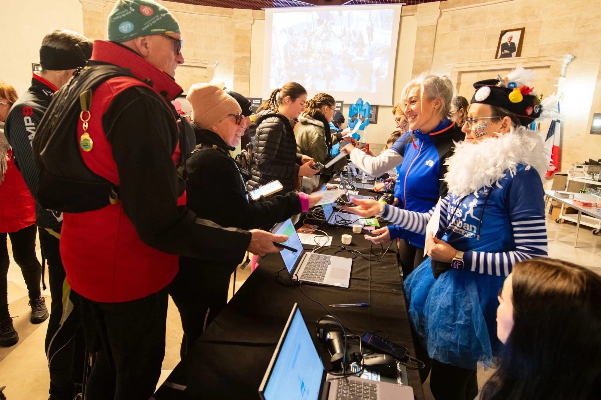 Retrait des dossards au Salon d'Honneur, ambiance carnaval