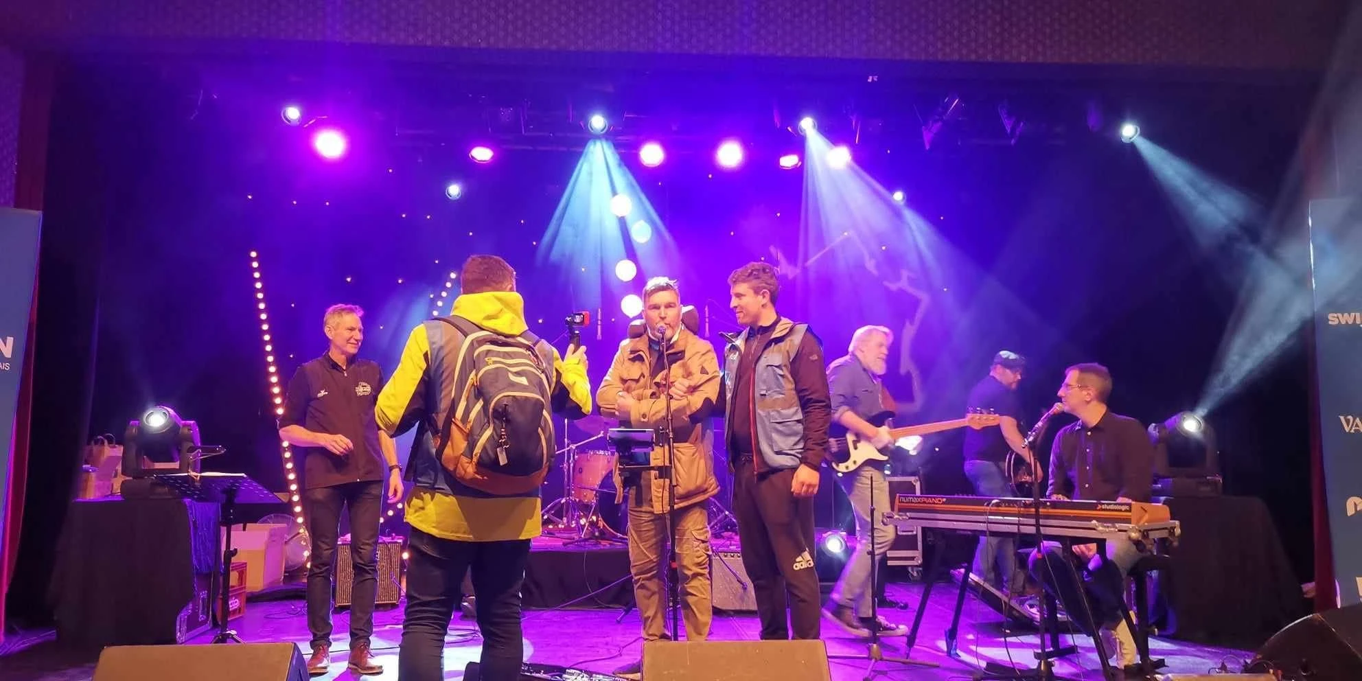 Groupe de musique sur scène, lumières bleues