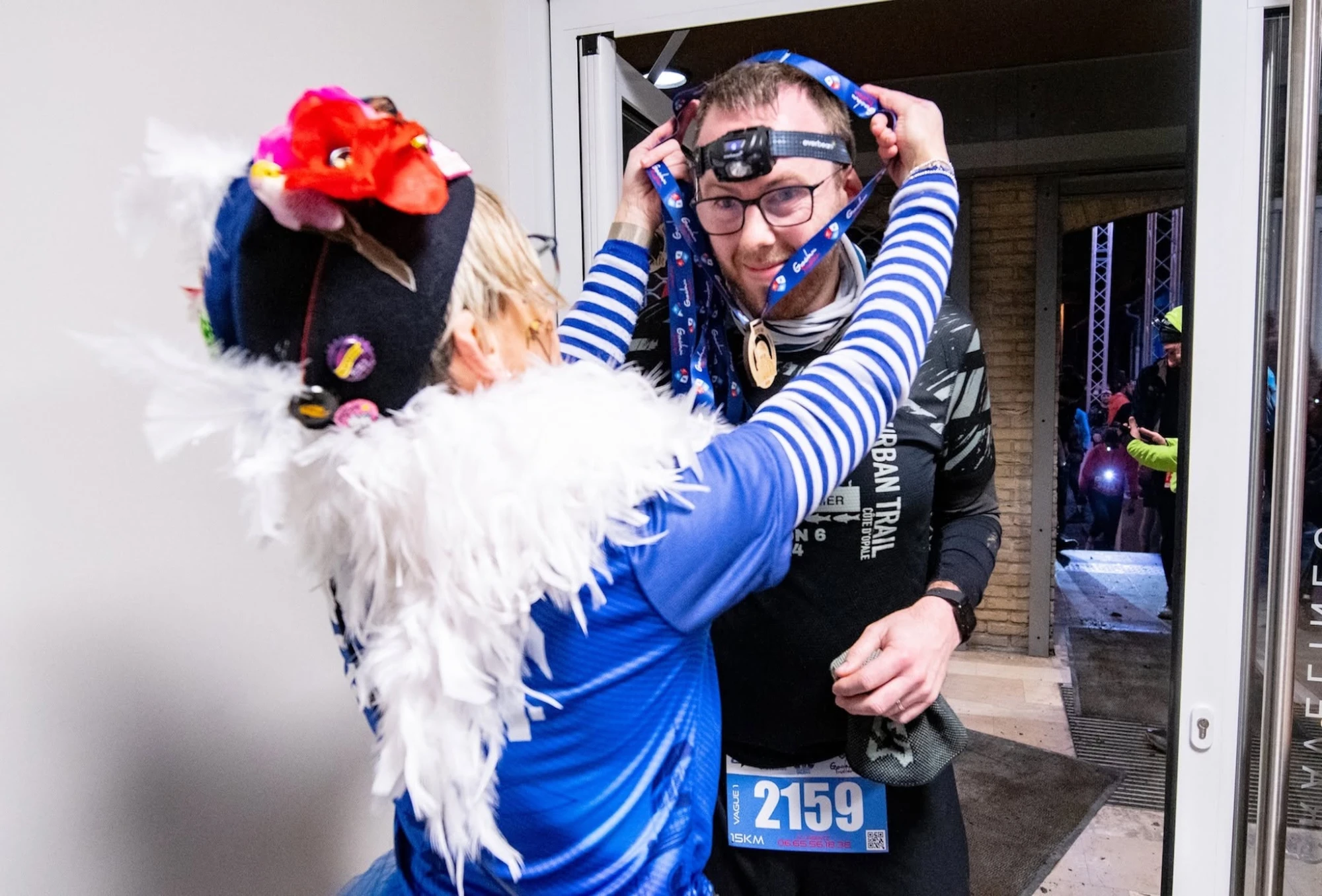 Remise de médaille en costume de carnaval à l'arrivée